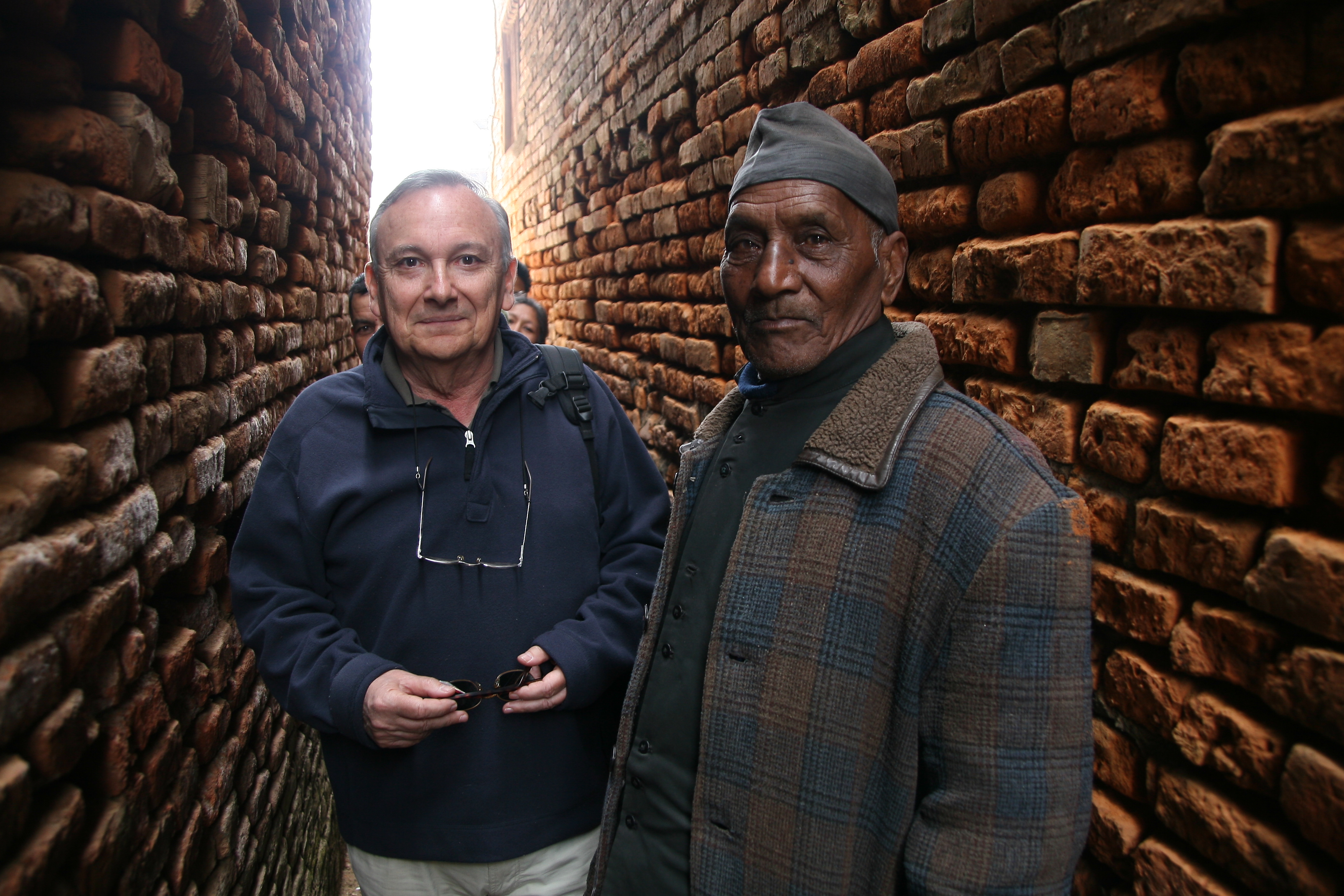 केही वर्षअघि पनौती अध्ययन क्रममा स्थानीय अनन्त मधिकर्मीसँग लेखक जेरार्ड तोफाँ। मधिकर्मीको अहिले निधन भइसकेको छ। तस्बिर स्रोत: लेखक